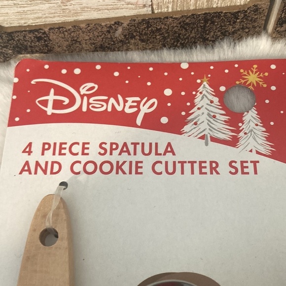 Disney Mickey Mouse Christmas 4 Piece Spatula and Cookie Cutter Set - Picture 6 of 8